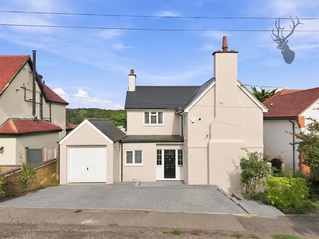 Blackacre Road, Theydon Bois, CM16, photo 1