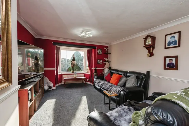 Perring Avenue, Farnborough, GU14, photo 2