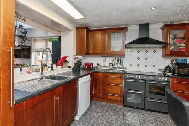 Perring Avenue, Farnborough, GU14, photo 3