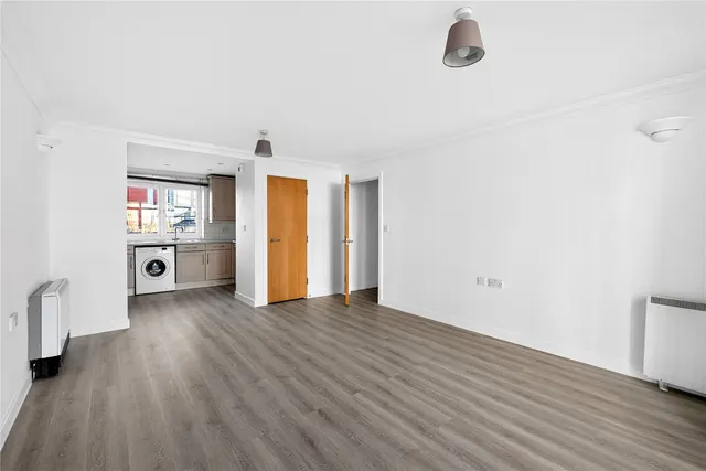 Jupp Road, London, E15, photo 3