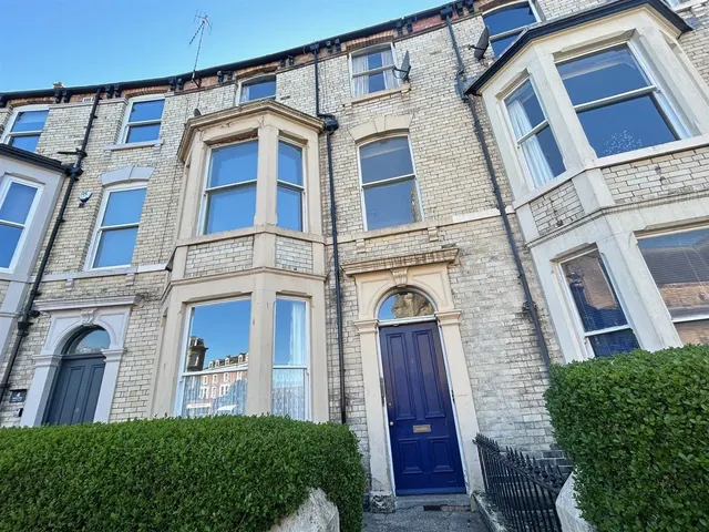 2 bedroom flat, Albion Crescent, Scarborough, YO11