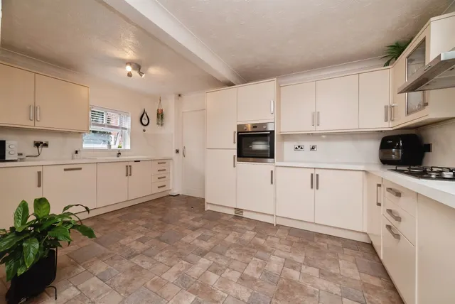 Photo 3 — Woodleigh Drive, Sutton-On-Hull, Hull