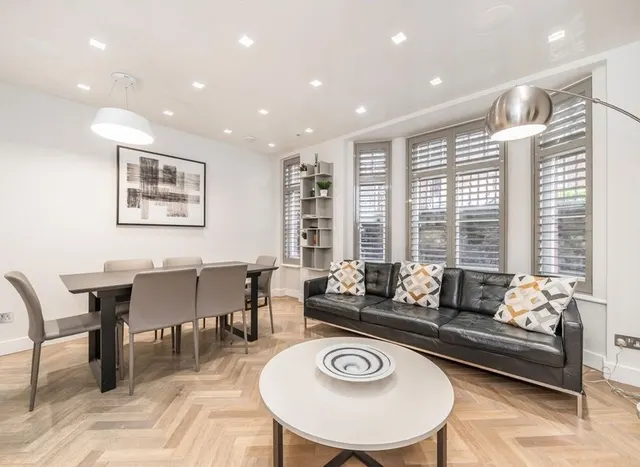Photo 2 — Gilbert Street, Mayfair, W1K