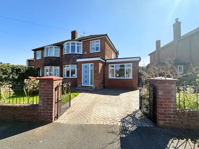 Okehampton Crescent, Sale, photo 1
