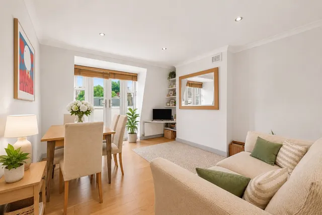 Eardley Crescent, London, photo 1