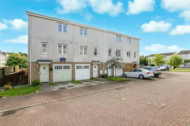 Queens Crescent, Livingston, EH54, photo 1