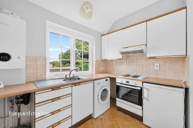 Court Farm Gardens, Epsom, KT19, photo 3