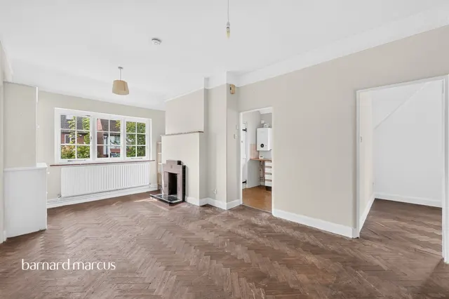 Court Farm Gardens, Epsom, KT19, photo 2