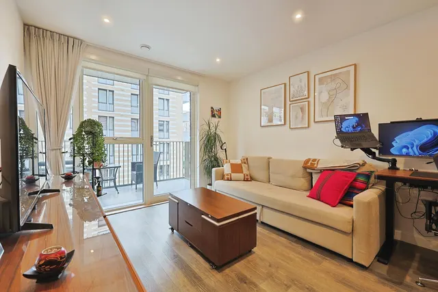 Streamdale Road, London, W3, photo 2