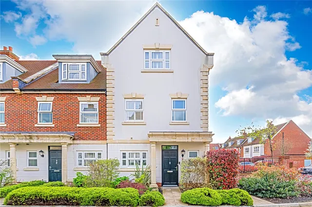 Roper Crescent, Lower Sunbury, TW16 5BA, photo 1