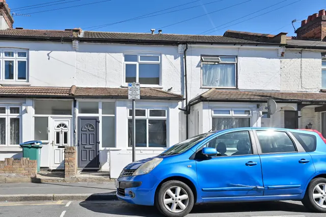 Watford, WD18, photo 1