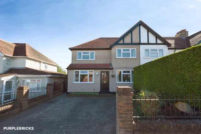 Hemsby Road, Chessington, KT9, photo 1