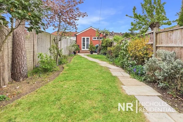 Hartfield Road, Chessington, KT9, photo 2