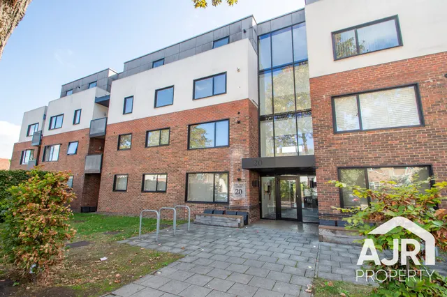 Lingfield Crescent, London, SE9, photo 1