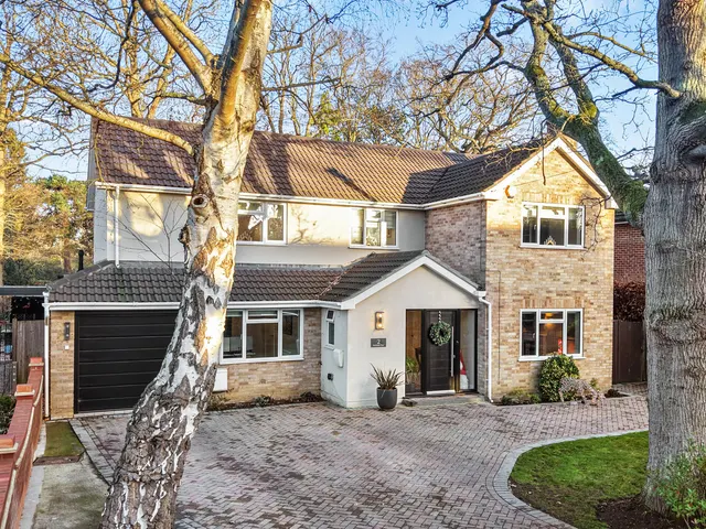 4 bedroom house, Birchdale Close, West Byfleet, KT14