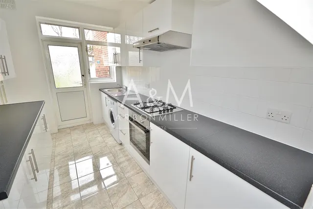Photo 2 — Icknield Drive, 29 Icknield Drive Gants Hill, Ilford, Essex, IG26SE