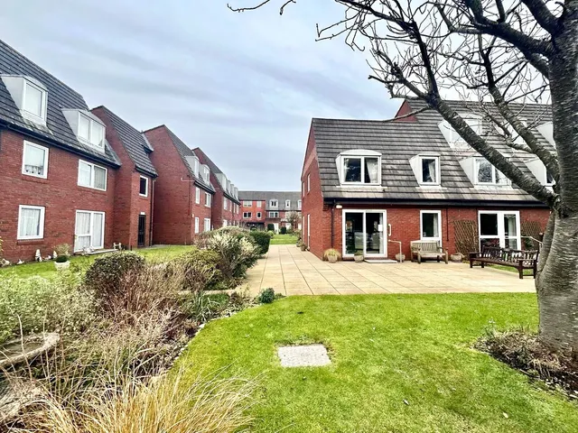 Ringwood Road, Ferndown, photo 1