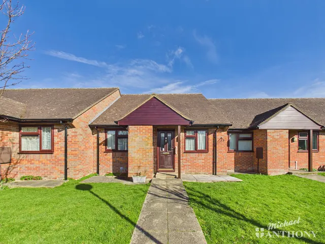 William Hill Drive, Bierton, Aylesbury, HP22 5AZ, photo 1
