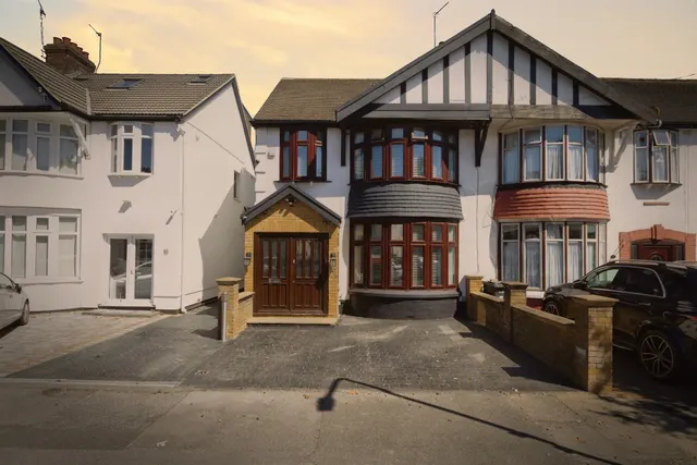 Sandhurst Drive, Ilford, photo 1