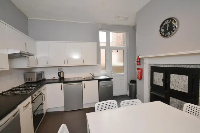 Scarsdale Road, Victoria Park, M14, photo 3