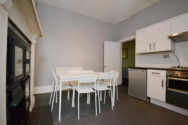 Scarsdale Road, Victoria Park, M14, photo 2