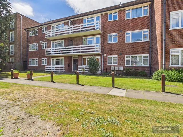 St. Andrew's Square, Surbiton, KT6, photo 1