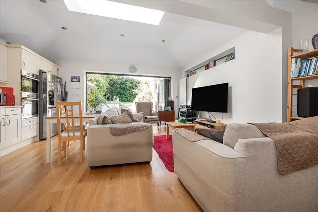 Rydal Gardens, Whitton, TW3, photo 2