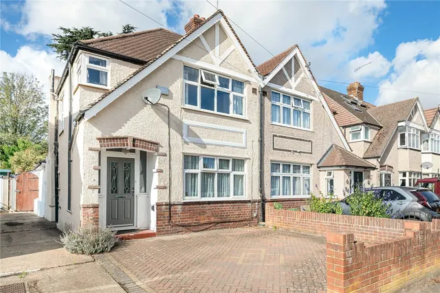 Rydal Gardens, Whitton, TW3, photo 1