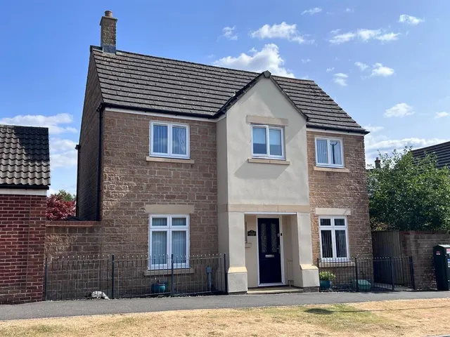 Kingfisher Avenue, Gillingham SP8 4GL, photo 1