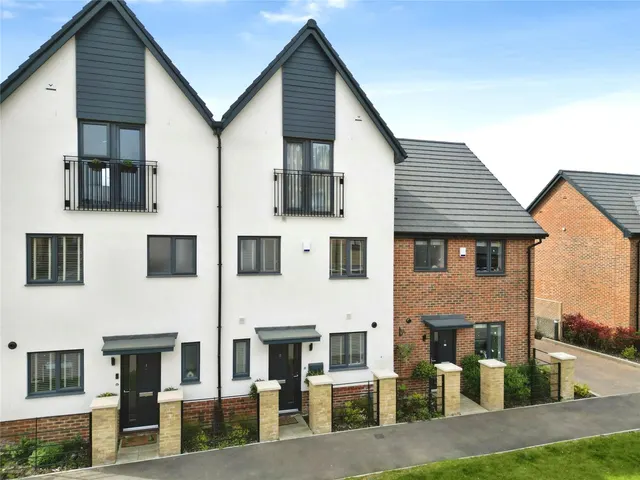 Donald Campbell Way, Crowthorne, Berkshire, RG45 6SP, photo 1