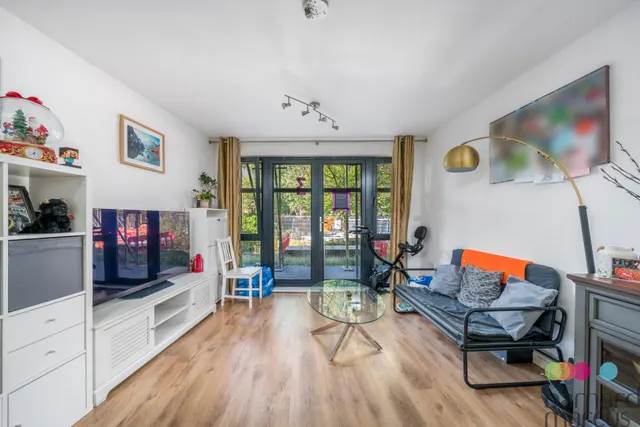Friern Barnet Road, London, N11, photo 2