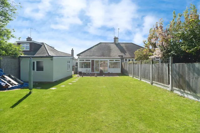Photo 3 — Walsingham Road, Southend-On-Sea