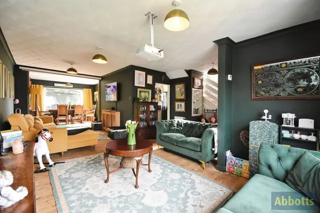 Photo 3 — Derwent Avenue, Rayleigh, Essex, SS6