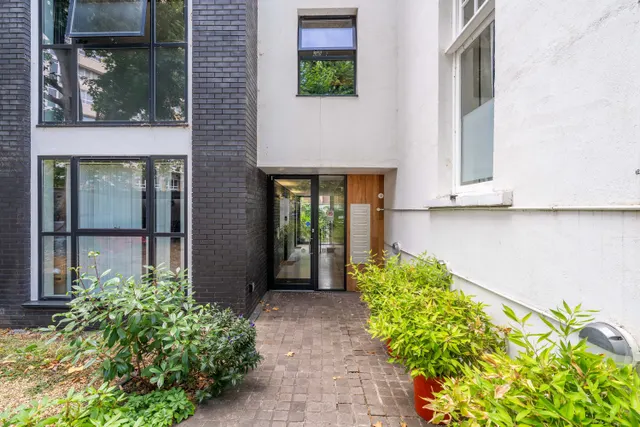 Photo 2 — 1 Larkhall Lane, London, SW4