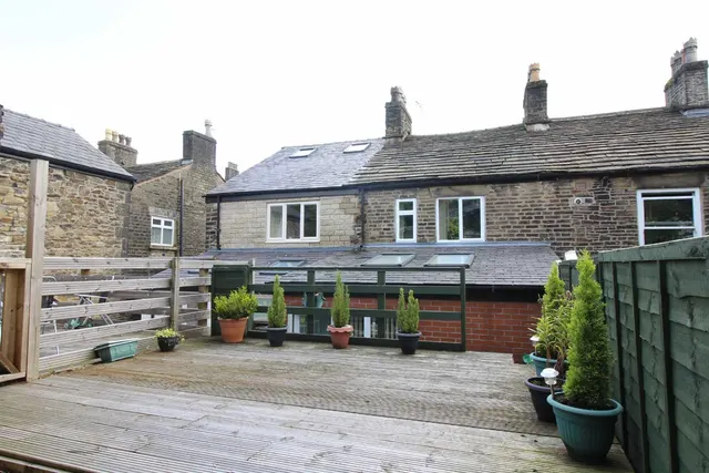 Market Street, New MIlls, SK22, photo 2