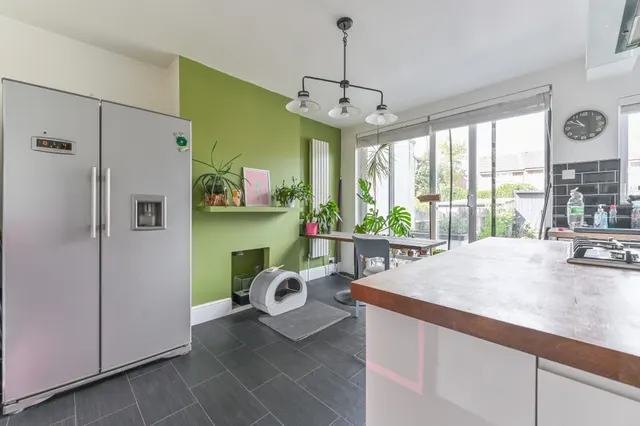 Photo 3 — 413 Davidson Road, Croydon