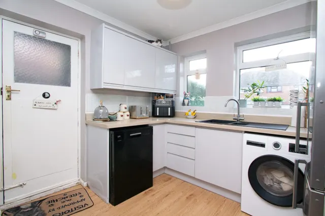 Photo 3 — Wickham Close, Church Crookham, Fleet, GU52 6NU