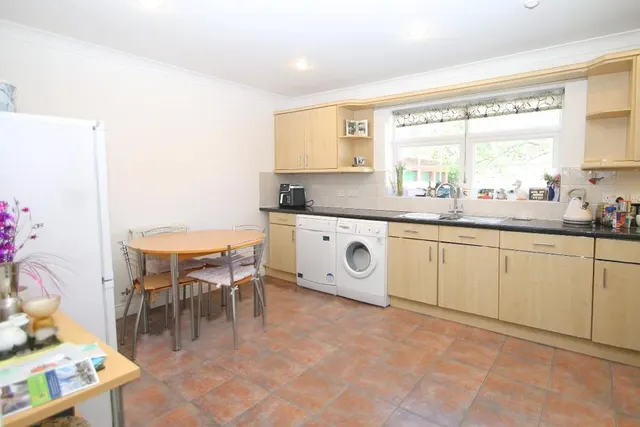 Bedford Close, Woking, GU21, photo 3