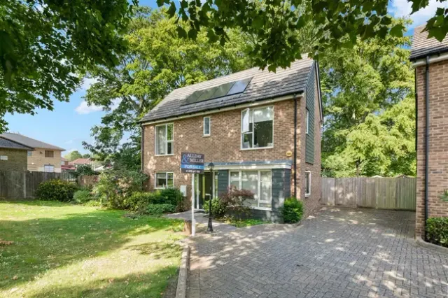 Overlord Close, Uxbridge