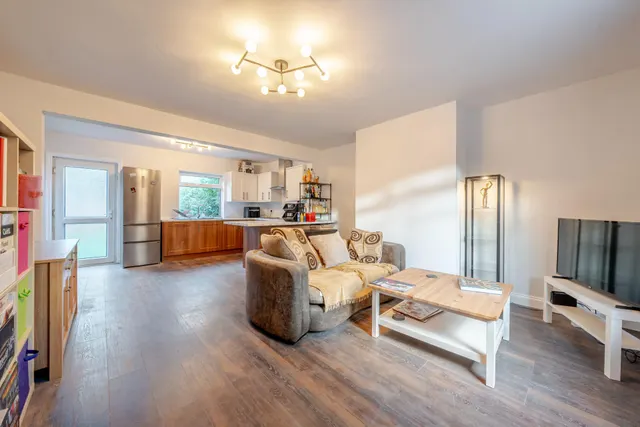 Cragside Crescent, Kirkstall, LS5, photo 2