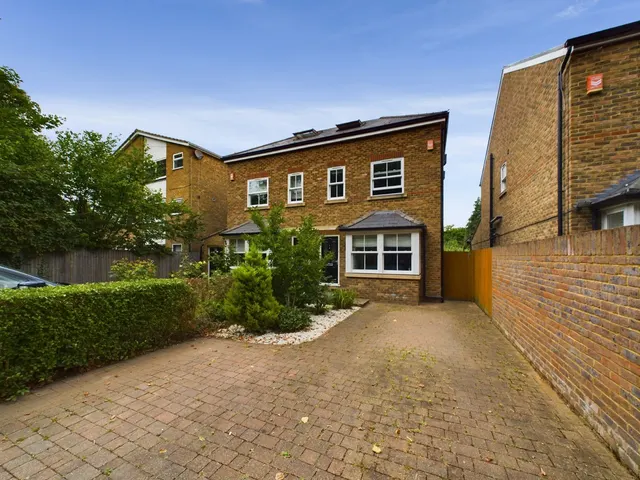 Staines-upon-Thames, Surrey, photo 1