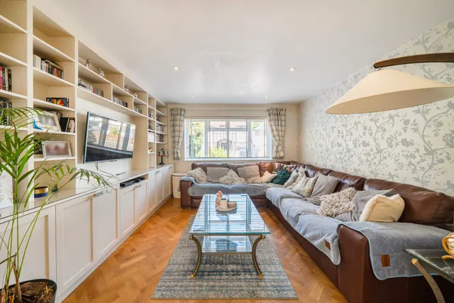 Photo 3 — Broadwood Avenue, Ruislip, HA4