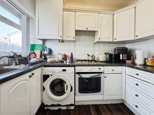 Camrose Avenue, Edgware, HA8, photo 3