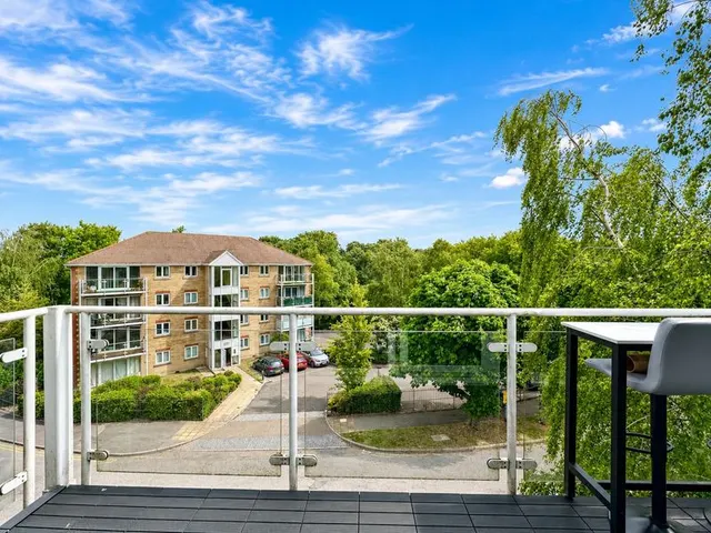 Photo 2 — Foxglove Way, Luton LU3 1EA