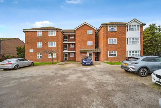 Horse Shoe Crescent, Northolt, UB5, photo 1