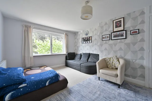Photo 2 — Flat 4, 14 Carlton Avenue, Harrow