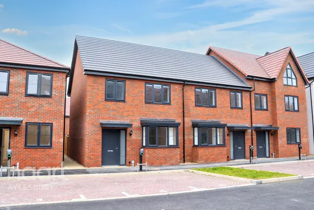 Eighth Avenue, Aylesbury, HP19, photo 1