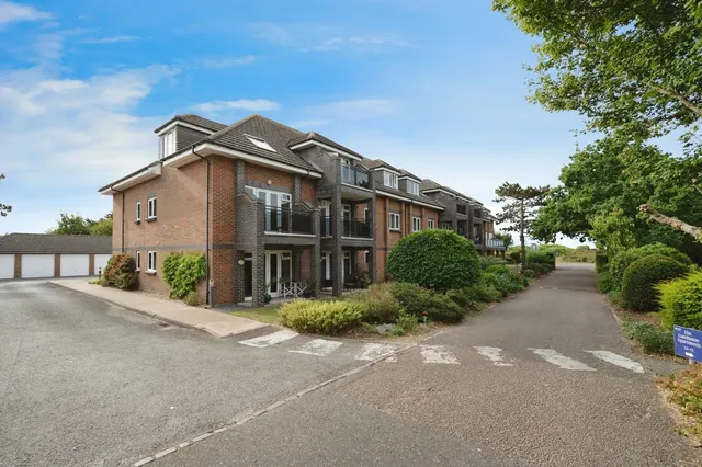 Sea Front, Hayling Island, PO11, photo 1
