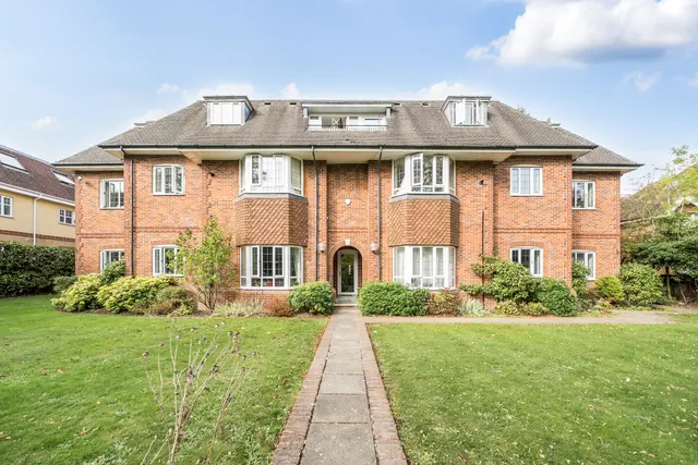 Shoppenhangers Road, MAIDENHEAD, photo 1