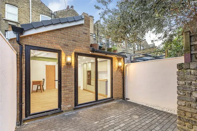 Lower Clapton Road, London, E5, photo 1